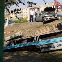 В Оренбурге водители снова снесли остановочный павильон