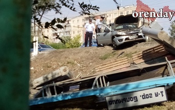 В Оренбурге водители снова снесли остановочный павильон