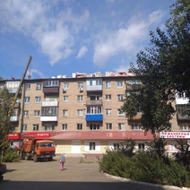 В Оренбурге на крыше жилого дома опасно лежат стройматериалы