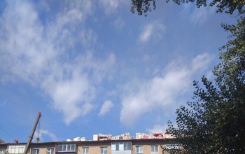 В Оренбурге на крыше жилого дома опасно лежат стройматериалы