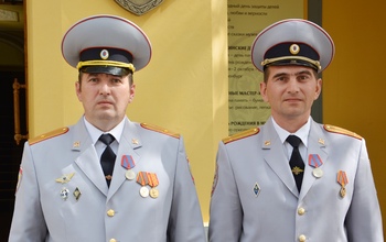 Отличились на дачах: двух оренбургских полицейских наградили медалями