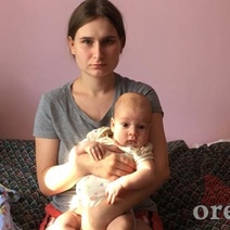 Оренбургская сирота осталась на улице с грудным ребенком на руках