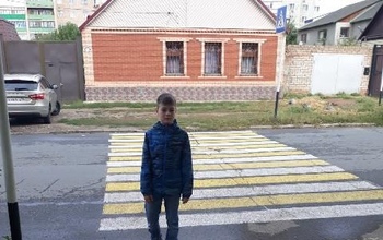 В Оренбурге у школ появились желтые 