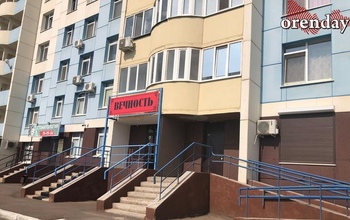 Оренбуржцы возмущены соседством детского клуба с салоном ритуальных услуг