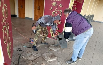В Оренбурге после ДТП приводят в порядок здание музкомедии
