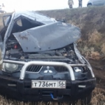 В Оренбуржье автомобиль «Mitsubishi-L200» опрокинулся в кювет