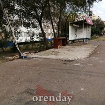 В Оренбурге весьма неаккуратно продолжают сносить ларьки на остановках