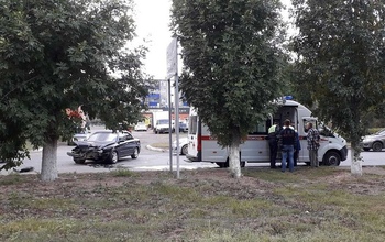 В Оренбурге столкнулись легковушки, одна из машин еще и влетела в столб