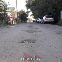 Ветеранам сойдет: у оренбургского госпиталя не дорога, а сплошные ямы