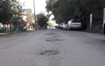 Ветеранам сойдет: у оренбургского госпиталя не дорога, а сплошные ямы