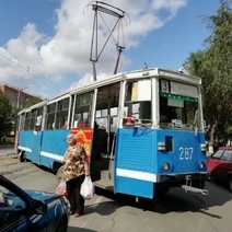 Три человека пострадали в Орске во время схода трамвая с рельсов