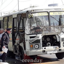 В Оренбурге автобус протаранил столб и цветочные вазоны