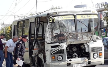 В Оренбурге автобус протаранил столб и цветочные вазоны