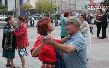 Оренбургские пенсионеры «зажгли» на танцевальном вечере