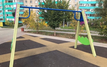 В Оренбурге с новой детской площадки воруют качели