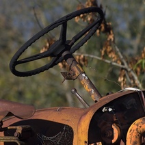 48-летний мужчина разбился на тракторе в Оренбуржье