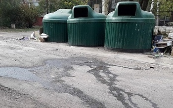 Жители Оренбурга жалуются на грязь от мусорных баков и разбитые дороги