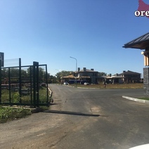 Жители элитного поселка под Оренбургом отделились от дачников высоким забором