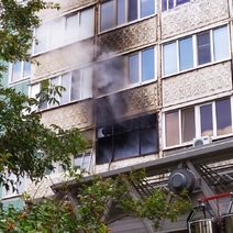 Оренбурженка успела покинуть квартиру во время сильного пожара