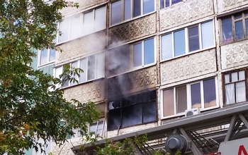 Оренбурженка успела покинуть квартиру во время сильного пожара
