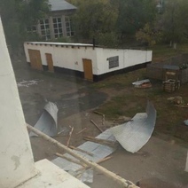 Ветер оторвал листы с крыши оренбургского лицея