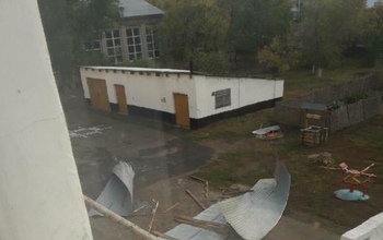 Ветер оторвал листы с крыши оренбургского лицея