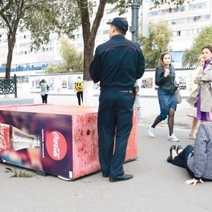Из-за непогоды в Оренбуржье на женщину упал уличный холодильник с напитками