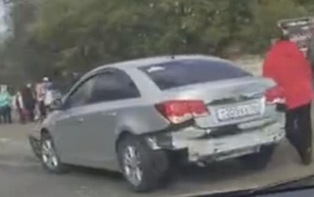 На Шарлыкском шоссе Оренбурга автобус протаранил легковушку