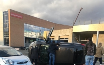В Оренбурге на дороге перевернулся автомобиль