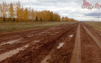 В Матвеевском районе настолько плохая дорога, что жители предпочитают обочину