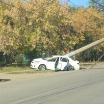 В Оренбурге легковушка снесла фонарный столб: девушка-водитель в больнице