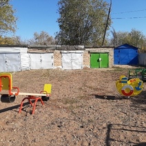 В мэрии Оренбурга пояснили, почему детскую площадку поставили перед гаражами