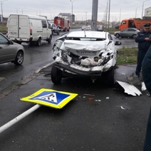 В Оренбурге Hyundai сбил дорожный знак и протаранил столб