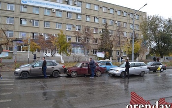 В Оренбурге опять столкнулись несколько автомобилей