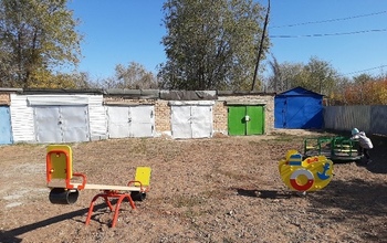 В мэрии Оренбурга пояснили, почему детскую площадку поставили перед гаражами
