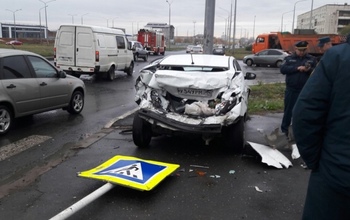 В Оренбурге Hyundai сбил дорожный знак и протаранил столб