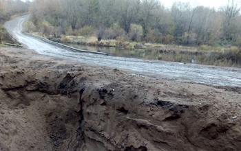 В Бузулукском районе песок добывают практически из-под дороги