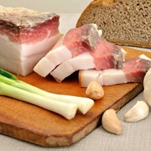 В военных частях Оренбуржья с простудой борются салом и чесноком