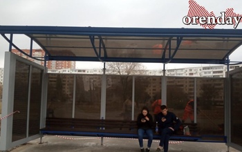 В Оренбурге устанавливают новые остановочные павильоны