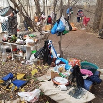 В Оренбурге в нескольких шагах от детсада и домов разбит лагерь бездомных