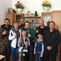 Оренбургские спортсмены навестили мальчика из Краснохолма