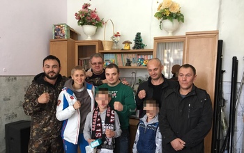 Оренбургские спортсмены навестили мальчика из Краснохолма