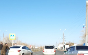 В Оренбурге на Терешковой автомобиль вылетел на встречную полосу, протаранив барьер