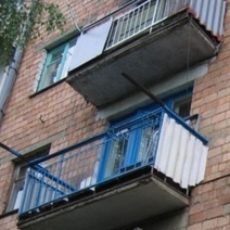 В Орске с балкона второго этажа выпал мужчина