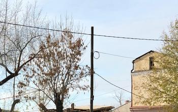 В Оренбурге рухнувший дом угрожает безопасности пешеходов