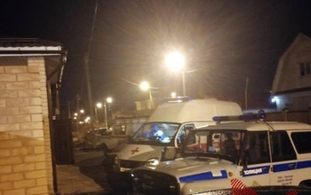 В Оренбурге силовики два часа уговаривали парня спуститься с крыши чужого дома