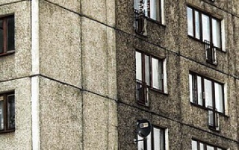 В Орске женщина выжила после падения с пятого этажа