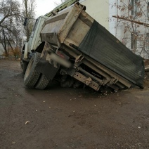 В Оренбурге колесо грузовика провалилось под землю 