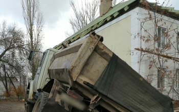 В Оренбурге колесо грузовика провалилось под землю 
