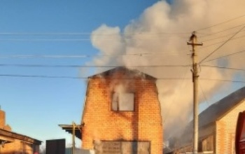 В Оренбурге почти четыре часа тушили гараж